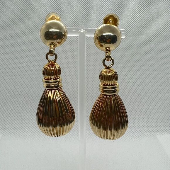 Gold Tone Fluted Teardrop Dangle Clip On Earrings Runway Fabulous Statement Drag - Picture 1 of 6